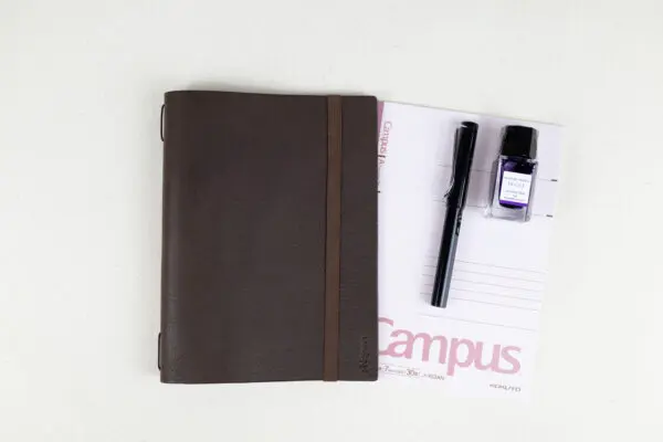 ノートスリーブ ブラック×ダークブラウン すぐるみ（A5）】／A5ノートカバー（対応サイズ：148×210mm）／色