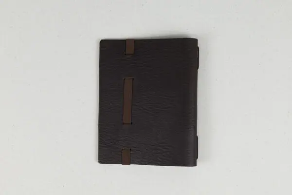 ノートスリーブ ブラック×ダークブラウン すぐるみ（A6）】／A6ノートカバー（対応サイズ：148×105mm）／色