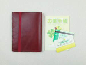 【お薬手帳（A6）診察券ケース】／4色から選べる／対応サイズ：105×148mm／ゴムバンドは7色から選べる商品画像01